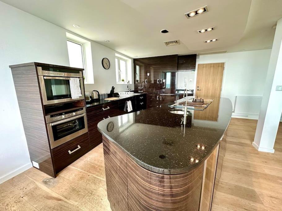 Seaside Panorama Retreat: Beachfront Comfort for Four Bournemouth Exterior photo